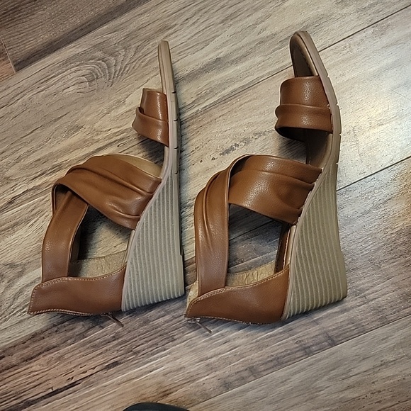 Euro soft Brown wedge sandals - Picture 3 of 6
